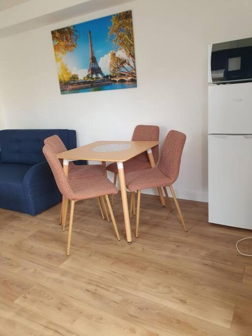 Studio Equipe Et Meuble St Cyprien Saint-Cyprien  Extérieur photo